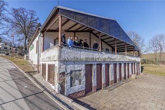 Jugendtreff "Erreichbar": Projekt im Erzgebirge soll jetzt richtig starten - Aus der einstigen Schwimmbadgaststätte - das Foto ist rund ein Jahr alt - lässt sich doch noch was machen, fanden einige Thumer. Ein Jugendtreff zum Beispiel.