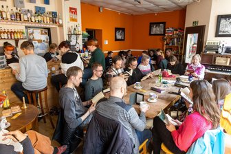 Jugendtreff im Erzgebirge: Auf spannenden Wettstreit folgt stiller Genuss - Wie hier die Kulturkneipe „Kaffeesatz“ in Chemnitz wird am Sonntag die „Erreichbar“ in Thum zum Silent Book Club.