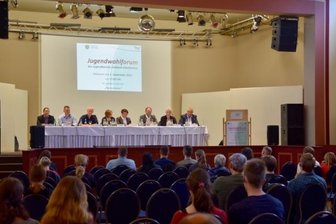 Jugendwahlforum findet geteiltes Echo - In der Parkschänke in Limbach-Oberfrohna stellten sich Bundestagskandidaten des Wahlkreises 163 den Fragen von etwa 50 Gästen.