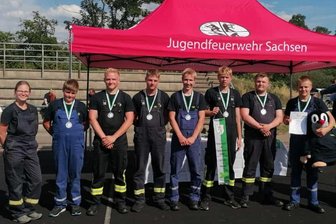 Jugendwehr Oberschöna holt Silber bei Landeswettbewerb - Jugendwartin Sandra Muster (von links) bei der Siegerehrung mit Florian Heister, Leif Kaschner, Yanick Pfeiffer, Peter Sarodnik, Pascal Wissuwa, Niclas Steiner und Luca Thomas mit dem Maulwurf-Maskottchen der Jugendfeuerwehr Oberschöna.