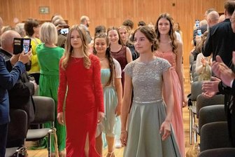 Jugendweihe-Auftakt im Vogtland: Ein Vorfall öffnet den Blick ins wahre Leben - Einmarsch der stolzen Jugendlichen in der Vogtlandsporthalle Oelsnitz, mit Musik der Band Lyra und flankiert von Eltern, Geschwistern, Großeltern und Gästen. Die Jugendweihe 2023 ist erfolgreich gestartet. 