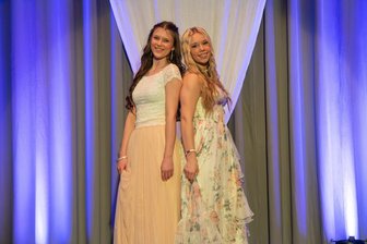 Jugendweihe im Vogtland: Alle Termine auf einen Blick - Bereit für die Jugendweihe und das erste lange Kleid: Diese Models vollführten bei einer Modenschau in Bad Brambach schon mal den Test.