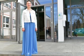 Jugendweihe in Brand-Erbisdorf: Wenn die Kleiderwahl zum Stress wird - Lea Köhler aus der 8b entschied sich für ein blaues langes Kleid, darüber eine weiße Jeans-Jacke. Zum Shoppen ist sie dafür mit ihren Eltern extra nach Dresden gefahren.