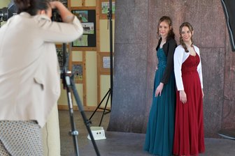 Jugendweihe in Mittelsachsen: Tränen, Träume, Tradition - Gehört zur Jugendweihe dazu: Erinnerungsfotos. Nicole Weber machte von Elena Braun (l.) und Ronja Böhme aus der 8b Bilder.