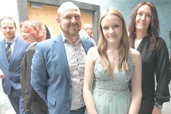 Jugendweihe in Oederan: Erwachsenwerden mit Glanz und Stolz und Aufregung - Lara Meng aus Falkenau mit ihren Eltern Josephine und Anton Meng zur Jugendweihe in Oederan.