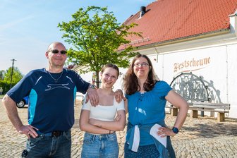 Jugendweihe in Westsachsen: Das lässt sich Familie Läßig das Fest von Tochter Shana kosten - Bereit für die Jugendweihe-Feier: Im Bild sind Ralf, Shana und Ulrike Läßig vor der Festscheune Thurm.