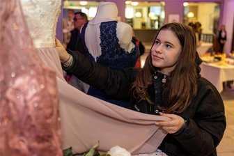 Jugendweihe-Messe im Vogtland: Welches Kleid ist das richtige für mich? - Die Jugendweihemesse am Samstag in Reichenbach nutzten viele Familien, um sich über die bevorstehenden Feierlichkeiten zu informieren. Die 15-jährige Luisa Eichhorn aus Neumark freut sich schon sehr auf den großen Tag. Noch ist die Schülerin auf der Suche nach einem Kleid.