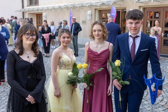 Jugendweihe startet im Vogtland: „Ihr werdet nicht plötzlich erwachsen“ - Philomena Wirth, Lilli Charlotte Sommer, Merle Emilia Wolf und Marlo Moßler voller Vorfreude auf ihre Jugendweihe-Partys mit Familie und Freunden. Merle darf doppelt feiern: Sie wurde am Samstag 15 Jahre.