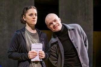 Juli Zehs „Spieltrieb“ in Freiberg: Ein packendes Stück über die dunklen Seiten des Spiels - Cornelia Wöß als Ader und Milon Goetz als Aver in „Spieltrieb“ in der BIB Freiberg.