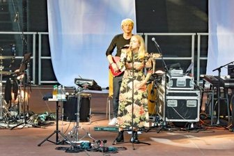 Julia Engelmann singt auf der Freilichtbühne -