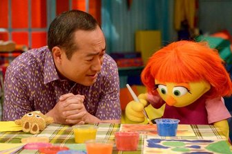 Julia ist Autistin - Neue "Sesamstraße"-Figur hat im April Premiere - "Julia" (rechts), eine talentierte Sängerin, hat orangene Haare, einen Kuschelhasen und Autismus. Sie ist der neue Star der "Sesamstraße".