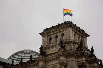 Julia Klöckner hisst die Regenbogenflagge – einmal im Jahr - Wann weht die Regenbogenflagge über dem Bundestag? An dieser Frage entzündete sich 2025 ein politischer Streit. (Symbolbild)