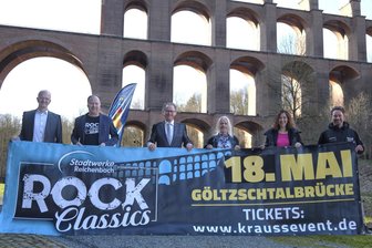 Julia Neigel rockt die Rock Classics an der Göltzschtalbrücke - Der Netzschkauer Bürgermeister Mike Purfürst, Lars Lange von den Stadtwerken Reichenbach, Stefan Fraas von der Vogtland-Philharmonie, Sänger Dan Lucas, Annette Redmer von der Sparkasse Vogtland und Eric Seifert von Krauss Event (von links) am Mittwoch bei der Präsentation der Rock Classics 2024 an der Göltzschtalbrücke.