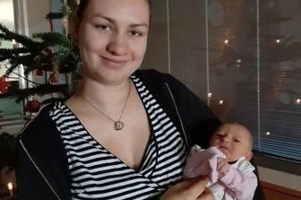 Julia Sophie wollte ein Christkind werden - Mutter Sophie Nötzold hält ihre kleine Julia Sophie in den Armen.