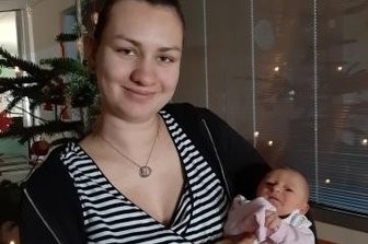 Julia Sophie wollte ein Christkind werden - Mutter Sophie Nötzold hält ihre kleine Julia Sophie in den Armen.
