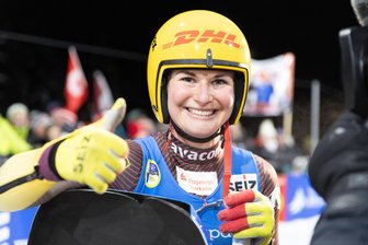 Julia Taubitz aus dem Erzgebirge nach drei Mal Gold bei Rodel-WM: „Jetzt wird richtig ordentlich gefeiert“ - Daumen hoch: Julia Taubitz gewann in Kanada ihre WM-Titel Nummer sechs bis acht.