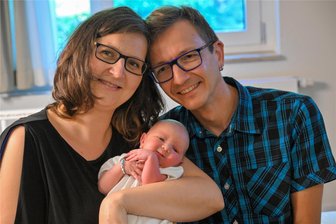 Julius ist das Jubiläumsbaby: 1000. Geburt in Chemnitz-Rabenstein - Jacqueline Dujka (39) mit Mann Norman Dujka-Welzel (46) und Sohn Julius, der am 22. August um 5.09 Uhr geboren wurde. Er ist 55 Zentimeter groß und wiegt 3550 Gramm. Die Familie stammt aus Oberlungwitz.