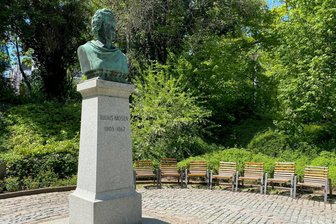 Julius-Mosen-Denkmal in der Plauener Innenstadt: Ist der Dichter bei jungen Leute zu unbekannt? Was sich jetzt tun soll - Das Julius-Mosen-Denkmal in Plauen unterhalb des Rathauses.