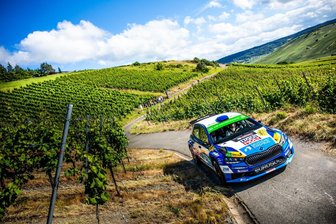 Julius Tannert fährt auch beim vierten Lauf der Deutschen Rallyemeisterschaft aufs Podium - Julius Tannert donnert im Skoda durch die Weinberge an der Mosel.