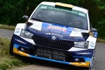 Julius Tannert fährt zum Saisonstart aufs Podium - Julius Tannert donnert im Skoda um eine Kurve. 