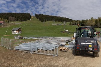 Jump and Slide Park in Oberwiesenthal: Das große Hüpfen muss im Erzgebirge noch warten - An der Talstation der Vierersesselbahn am Fichtelberg lagerte Mitte April bereits das Material für den Alpine Coaster sowie für den Adventure Jump and Slide Park. Dann fiel Schnee und die Aufbauarbeiten gerieten ins Stocken.