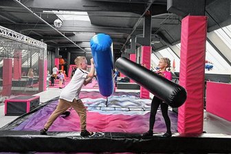 "Jump'n Play" in der Chemnitzer Ermarfa-Passage: Neue Attraktionen geplant - Lennard Demeter und Lara Arnold kämpfen im Trampolinpark. Verletzungsgefahr besteht kaum. Sie fallen in die weichen Matten und die Säcke sind nur mit weichen Materialien befüllt.