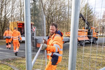 Jump-Osterfeuer am Samstag in Plauen: Hier gibt’s Parkplätze - und so fahren die Straßenbahnen - Mitarbeiter des Bauhofes der Stadt stellen am Mittwoch die Sicherheitszäune auf.