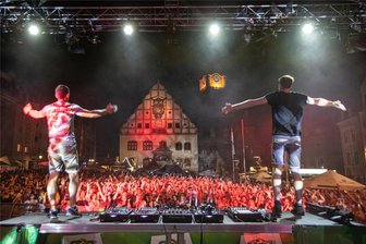 Jump-Osterfeuer in Plauen: Diese Stars wollen am Samstag auf der Bühne am Vogtlandstadion mächtig einheizen - Das DJ-Duo Gestört aber geil hat im Vogtland eine feste Fangemeinde. Beim Spitzenfest 2022 brachten die DJs den Plauener Altmarkt zum Kochen.