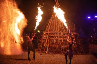 Jump Osterfeuer in Plauen: Mega-Sause im Vogtland - Politiker gieren nach mehr - Die Freaks on Fire sorgten mit einer Feuershow beim MDR Jump-Osterfeuer für Staunen.