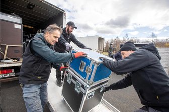 Jump-Osterfeuer mit vielen Stars am Samstag in Plauen: Was Besucher vorab wissen sollten - Es ist angerichtet: Bühne, Ton, Licht, Übertragungstechnik - alles wurde in den vergangenen Tagen durch Mitarbeiter des MDR zielstrebig aufgebaut.