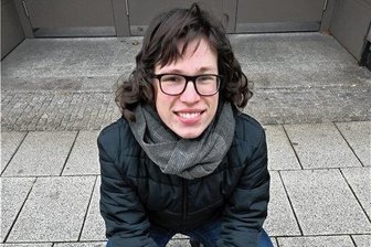 Jung, politisch, engagiert: Junge Chemnitzer erklären ihren Weg in die Politik - Alexander Tsyterer vor den Stolpersteinen am Chemnitzer Schocken. Er ist 19 Jahre alt, wurde in Chemnitz geboren. Als Sohn eines russischen Vaters und einer ukrainischen Mutter. Seine Familie ist jüdischer Abstammung. Alexanders Opa wurde im Dritten Reich in ein Konzentrationslager deportiert. Das bleibt in der Familienerinnerung haften.