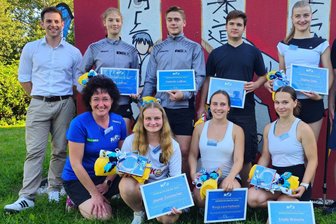 Jung, sportlich, engagiert: Und jetzt auch ausgezeichnet in Mittelsachsen - Kreissportjugendchef Philipp Hartewig (h. li) und Sportjugendkoordinatorin Annett Lietze (v. l.) ehrten in Rochlitz diese Vereinsfunken: Lilly Leißner, Valentin Leißner, Felicius Mosch, Sophie Selle (h.v. l.), Jasmin Zwinscher, Ronja Lara Hofmann und Estelle Wünsche.