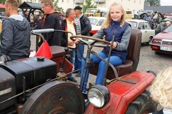 Jung und Alt beim Traktorentreffen - Die 11-jährige Lilli absolvierte auf einem Fraureuther Eigenbautraktor eine Sitzprobe.
