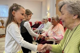 Jung und Alt gesellt sich wieder gern - EKH-Projekt sozial-genial mit Kindern aus der Kita Weltentdecker Raschau: Emma und Jolene (v. l.) begrüßen Gisela Möckel, Gerda Braun, Annelies Egermann (v. r.) und all die anderen Tagesgäste.