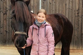 Jung und erfolgreich: Celias Glück sind die Pferde - Wenn es zum Turnier geht, sitzt Celia meist auf Welsh-Pony Josi.
