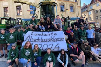 Jungbauern demonstrieren in Reichenbach Selbstbewusstsein: „Die Pommes wachsen doch nicht am Baum“ - Freitagmorgen vor dem Beruflichen Schulzentrum in Reichenbach. Nach der Technikschau donnerten die angehenden Landwirte wie jedes Jahr durch die Stadt. Dann fuhr der Konvoi an die Pöhl - zum Grillen und Chillen. An der Berufsschule lernen junge Leute aus ganz Südwestsachsen.