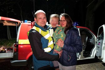 Junge (5) geht in Sächsischer Schweiz verloren: Dramatische Rettungsaktion mit glücklichem Ende - Die Eltern und der 5-jährige Jonas, der mit dem Laufrad vorausgefahren war und dabei verloren ging. Er irrte fast neun Stunden im Wald umher. Helikopter und Spürhunde waren im Einsatz. Am späten Abend wurde er, mit einigen Blessuren, aber wohlauf, gefunden.