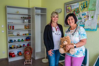 Junge Ärztinnen kommen ins Erzgebirge: Weiterführung von Praxen in Zwönitz und Bad Schlema gesichert - Die Kinderarztpraxis in Zwönitz von Dr. Bärbel Rauth übernimmt zum 1. Juli Anja Dietze. Die junge Ärztin hat bislang im Klinikum Chemnitz gearbeitet und wollte sich selbstständig machen.