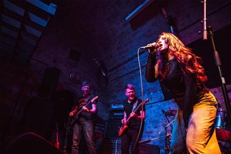 Junge Band aus dem Erzgebirge brilliert bei Musikwettbewerb in Dresden - Die Stollberger Band mit Sängerin Evelyn Boehme (r.) wusste bei dem Wettbewerb in Dresden zu überzeugen. Durch die eingängigen Texte und Melodien konnte die Band schnell den ganzen Saal zum Mitsingen und Mittanzen animieren.