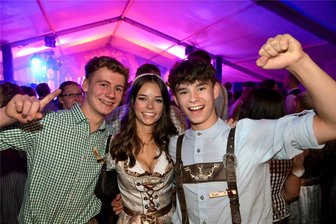 Junge Besucher beim Oktoberfest in Kirchberg: „Man lernt neue Leute kennen“ - Maxim Pufe, Leni Haustein und Tom Fischer (von links) haben das Oktoberfest in Kirchberg erstmalig miterlebt und sind begeistert.