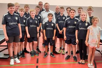 Junge Bobritzscher bringen die Tischtennisplatten in Stellung - Bald geht es los: Der Tischtennisnachwuchs des Bobritzscher SV startet Ende Oktober erstmals im Punktspielbetrieb. Tischtennischef Udo Klemm (hinten) ist stolz auf die Entwicklung der Abteilung. 