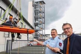 Junge Brandbekämpfer gehen bald auf Reisen - Gemeinsam ziehen sie an einem Strang, um die Jugendarbeit bei der Feuerwehr interessant zu machen: Plauens Jugendfeuerwehrwart André Linko (Mitte) Andre Linko, Bastian Richter, Regionalleiter Vogtland der VR Bank und Oliver Adelhardt von der Berufsfeuerwehr. 