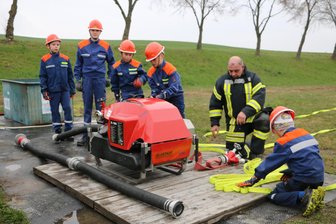 Junge Brandschützer heiß begehrt: Wie es diese Feuerwehr im Vogtland geschafft hat, Nachwuchs zu gewinnen - Die Jugendfeuerwehr beim Training mit Jugendwart Marco Pätz.
