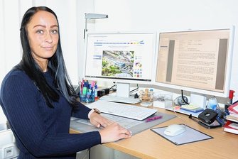 Junge Bundespolizistin glücklich über Zwickau als Einsatzort - Maja Lange in Zivil an ihrem PC im Büro des Erkennungsdienstes der Bundespolizei. 