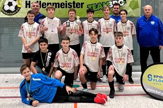 Junge Burgstädter Kicker holen sich im vierten Anlauf den ersten Titel - C-Junioren-Hallenkreismeister wurde der TV Burgstädt, von dem es Matti Rolle (mit Pokal) zudem in die Turnierauswahl schaffte.