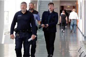 Junge Chemnitzerin massiv bedroht: Stalker kommt nach Körperverletzung trotzdem mit Bewährungsstrafe davon - Der Niederländer wurde in Handschellen aus der JVA zum Amtsgericht Chemnitz gebracht.