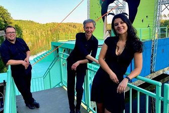 Junge Chilenin haut jetzt in Mittelsachsen auf die Pauke - Die neue Solo-Paukerin Vallentina Nobizelli der Mittelsächsischen Philharmonie und ihre Schlagwerker-Kollegen Michael Winkler (1. Schlagzeuger, l.) und Andreas Scholz (stellvertretender Solo-Pauker und Schlagzeuger) auf der Brücke zwischen Orchester und Seebühne Kriebstein.