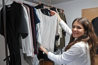 Junge Designerin macht Mode nachhaltig - Die junge Modemacherin Shirley Keilberg in ihrer Lichtensteiner Werkstatt mit selbst entworfenen und gefertigten Kleidungsstücken.