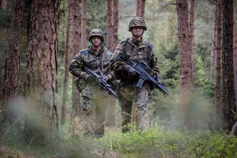 Junge Deutsche und die Bundeswehr: Zwischen Pflicht und Freiwilligkeit - kann das klappen? - Obergefreiter Brandon M. (26) und Hauptgefreite Laurina H. (19) in der Spezialgrundausbildung. Die Deutschen diskutieren über Wiedereinführung der Wehrpflicht. Laut Umfrage sind nur die wenigsten Menschen bereit, ihr Land mit der Waffe zu verteidigen.