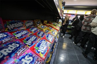 Junge Dresdner übernehmen „Einfach Kiosk“ in Chemnitz: So soll es mit dem US-Snack-Store weitergehen - Neben Süßem und Salzigem bietet „Einfach Kiosk“ außerdem Getränke, Cornflakes die vor Ort gegessen werden können und Tabakprodukte.
